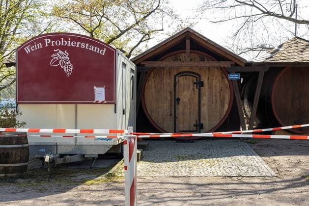 Eltville am Rhein, Weinprobierstand Hattenheim, 04.04.2020, Rheingau sperrt Ausflugsziele. Am Rhein entlang werden ab dem 04.04.2020 auf Grund der Ausgangsbeschränkung in Hessen Parkplätze und Ausflugsziele gesperrt. Eltville am Rhein Weinprobierstand Hattenheim Hessen Deutschland