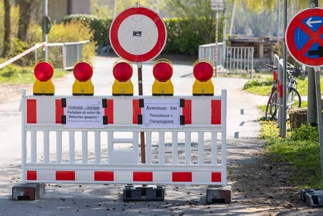 Eltville am Rhein, Weinprobierstand Hattenheim, 04.04.2020, Rheingau sperrt Ausflugsziele. Am Rhein entlang werden ab dem 04.04.2020 auf Grund der Ausgangsbeschränkung in Hessen Parkplätze und Ausflugsziele gesperrt. Eltville am Rhein Weinprobierstand Hattenheim Hessen Deutschland