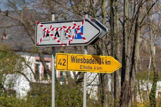 Eltville am Rhein, Weinprobierstand Hattenheim, 04.04.2020, Rheingau sperrt Ausflugsziele. Am Rhein entlang werden ab dem 04.04.2020 auf Grund der Ausgangsbeschränkung in Hessen Parkplätze und Ausflugsziele gesperrt. Eltville am Rhein Weinprobierstand Hattenheim Hessen Deutschland