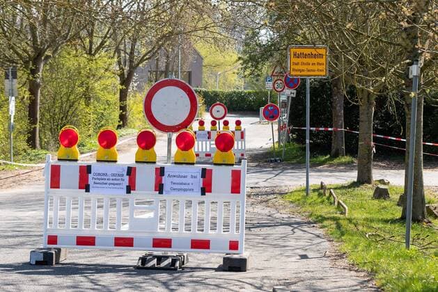 Eltville am Rhein, Weinprobierstand Hattenheim, 04.04.2020, Rheingau sperrt Ausflugsziele. Am Rhein entlang werden ab dem 04.04.2020 auf Grund der Ausgangsbeschränkung in Hessen Parkplätze und Ausflugsziele gesperrt. Eltville am Rhein Weinprobierstand Hattenheim Hessen Deutschland