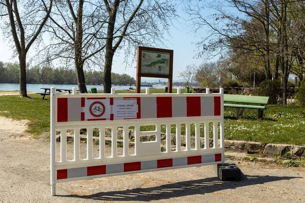 Eltville am Rhein, Weinprobierstand Hattenheim, 04.04.2020, Rheingau sperrt Ausflugsziele. Am Rhein entlang werden ab dem 04.04.2020 auf Grund der Ausgangsbeschränkung in Hessen Parkplätze und Ausflugsziele gesperrt. Eltville am Rhein Weinprobierstand Hattenheim Hessen Deutschland