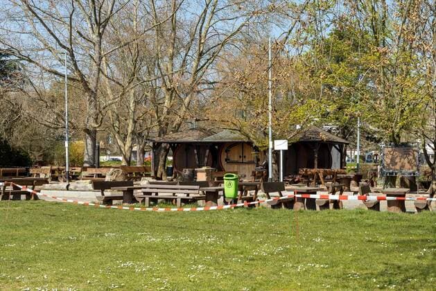 Eltville am Rhein, Weinprobierstand Hattenheim, 04.04.2020, Rheingau sperrt Ausflugsziele. Am Rhein entlang werden ab dem 04.04.2020 auf Grund der Ausgangsbeschränkung in Hessen Parkplätze und Ausflugsziele gesperrt. Eltville am Rhein Weinprobierstand Hattenheim Hessen Deutschland