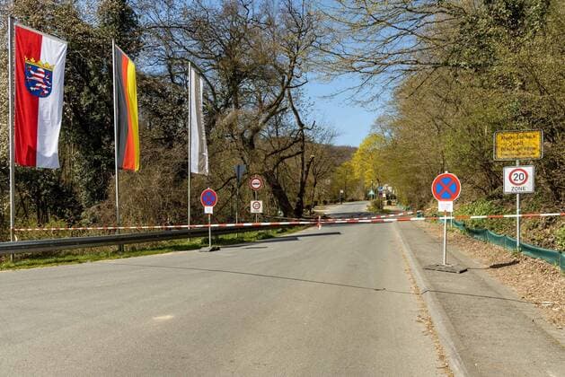Eltville am Rhein, Kloster Eberbach, 04.04.2020, Rheingau sperrt Ausflugsziele, Parkplätze rund um das Kloster Eberbach werden ab dem 04.04.2020 für Touristen auf Grund der Ausgangsbeschränkung in Hessen gesperrt. Eltville am Rhein Kloster Eberbach Hessen Deutschland