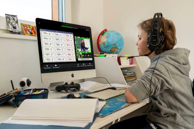 Junge, Grundschüler, beim Home learning, Schulaufgaben machen, Fernunterricht, virtueller Klassenraum, Chat mit Lehrern und Mitschülern, Heimunterricht, zuhause am Computer, Auswirkungen der Coronakrise in Deutschland,