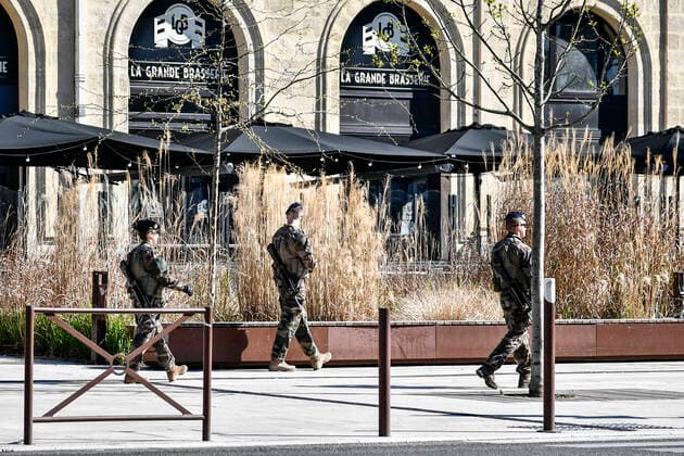 Operation Resilience Des Militaires devant la Gare a Agen. NEWS : Coronavirus en France 3eme semaine de Confinement - Agen - Le 04 04 2020 ThierryBreton Panoramic 