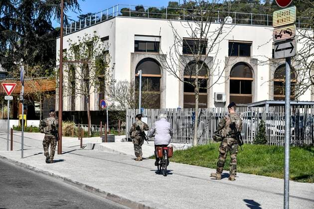 Operation Resilience Des Militaires devant la Gare a Agen. NEWS : Coronavirus en France 3eme semaine de Confinement - Agen - Le 04 04 2020 ThierryBreton Panoramic 