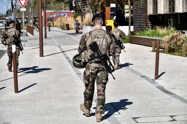 Operation Resilience Des Militaires devant la Gare a Agen. NEWS : Coronavirus en France 3eme semaine de Confinement - Agen - Le 04 04 2020 ThierryBreton Panoramic 