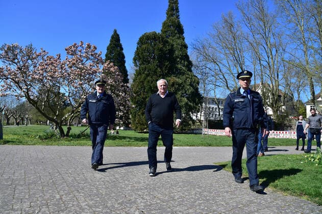 In Saarbrücken registriert die Polizei nur wenige Verstöße gegen die geltenden Ausgangsbeschränkungen im Rahmen der Corona-Krise am Samstag (4.4.2020). Innenminister Klaus Bouillon machte sich am Staden ein Bild von der Lage und redete mit Polizisten. .