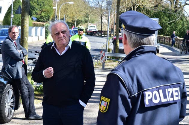 In Saarbrücken registriert die Polizei nur wenige Verstöße gegen die geltenden Ausgangsbeschränkungen im Rahmen der Corona-Krise am Samstag (4.4.2020). Innenminister Klaus Bouillon machte sich am Staden ein Bild von der Lage und redete mit Polizisten. .