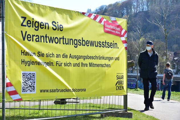 In Saarbrücken registriert die Polizei nur wenige Verstöße gegen die geltenden Ausgangsbeschränkungen im Rahmen der Corona-Krise am Samstag (4.4.2020). Innenminister Klaus Bouillon machte sich am Staden ein Bild von der Lage und redete mit Polizisten. .