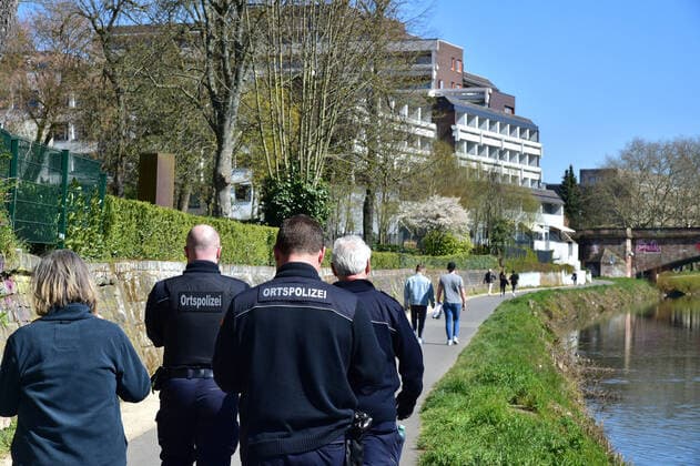 In Saarbrücken registriert die Polizei nur wenige Verstöße gegen die geltenden Ausgangsbeschränkungen im Rahmen der Corona-Krise am Samstag (4.4.2020). Innenminister Klaus Bouillon machte sich am Staden ein Bild von der Lage und redete mit Polizisten. .