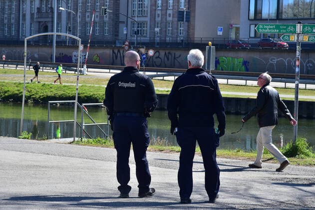 In Saarbrücken registriert die Polizei nur wenige Verstöße gegen die geltenden Ausgangsbeschränkungen im Rahmen der Corona-Krise am Samstag (4.4.2020). Innenminister Klaus Bouillon machte sich am Staden ein Bild von der Lage und redete mit Polizisten. .