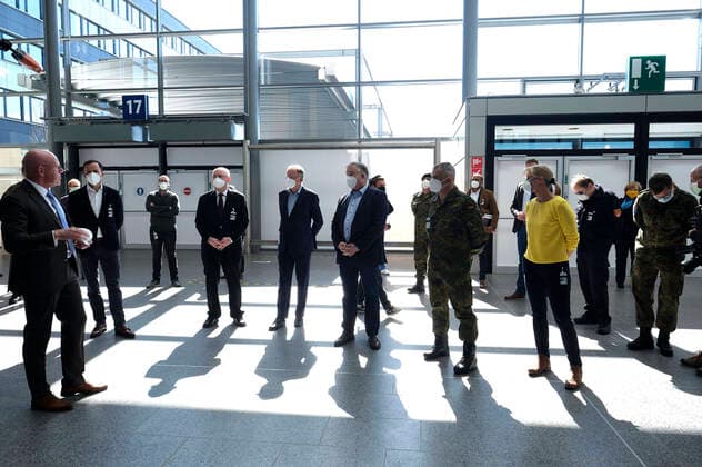 Ministerpräsident Stephan Weil bei der Besichtigung eines Corona-Notfallkrankenhauses auf dem Messegelande. Hannover, 04.04.2020