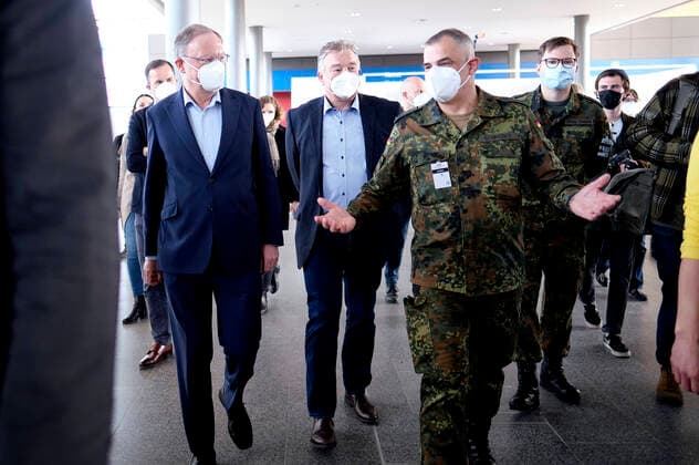 Ministerpräsident Stephan Weil bei der Besichtigung eines Corona-Notfallkrankenhauses auf dem Messegelande. Hannover, 04.04.2020