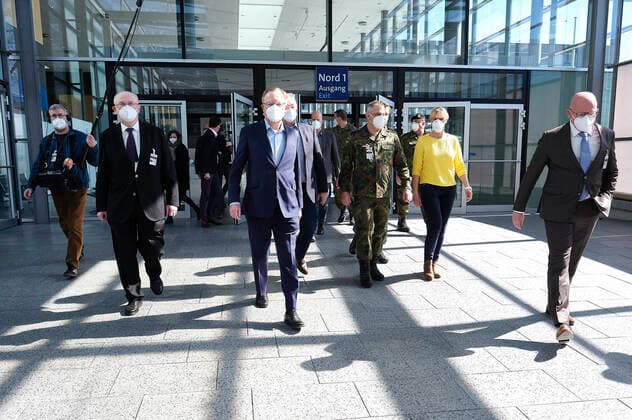 Ministerpräsident Stephan Weil bei der Besichtigung eines Corona-Notfallkrankenhauses auf dem Messegelande. Hannover, 04.04.2020