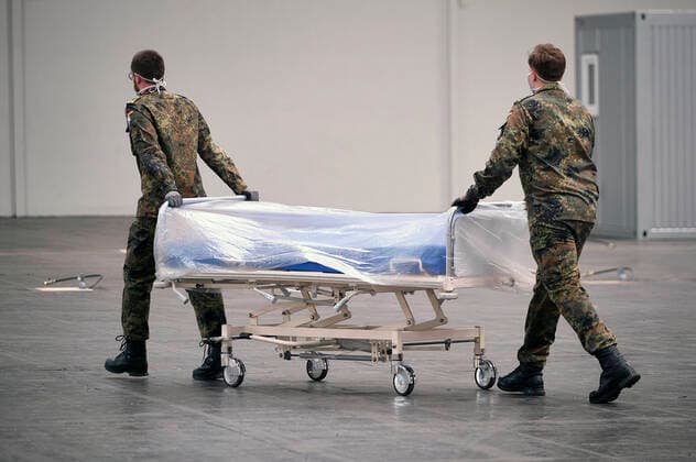 Besichtigung eines Corona-Notfallkrankenhauses auf dem Messegelande. Hannover, 04.04.2020