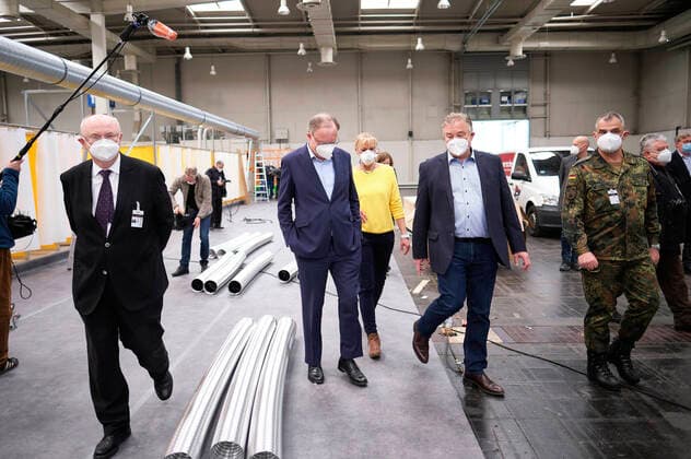 Ministerpräsident Stephan Weil bei der Besichtigung eines Corona-Notfallkrankenhauses auf dem Messegelande. Hannover, 04.04.2020