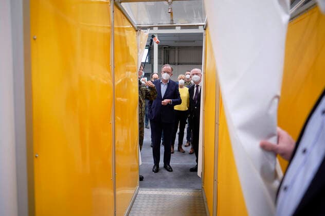 Ministerpräsident Stephan Weil bei der Besichtigung eines Corona-Notfallkrankenhauses auf dem Messegelande. Hannover, 04.04.2020