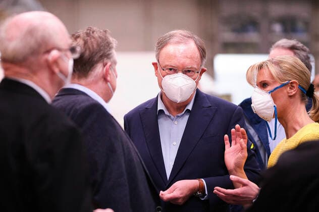 Ministerpräsident Stephan Weil bei der Besichtigung eines Corona-Notfallkrankenhauses auf dem Messegelande. Hannover, 04.04.2020