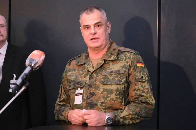 Oberst Manfred Schreiber bei der Besichtigung eines Corona-Notfallkrankenhauses auf dem Messegelande. Hannover, 04.04.2020
