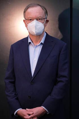 Ministerpräsident Stephan Weil bei der Besichtigung eines Corona-Notfallkrankenhauses auf dem Messegelande. Hannover, 04.04.2020