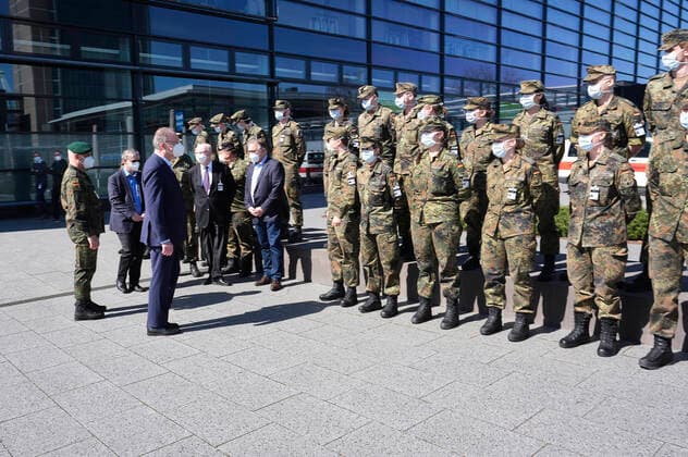 Ministerpräsident Stephan Weil bei der Besichtigung eines Corona-Notfallkrankenhauses auf dem Messegelande. Hannover, 04.04.2020
