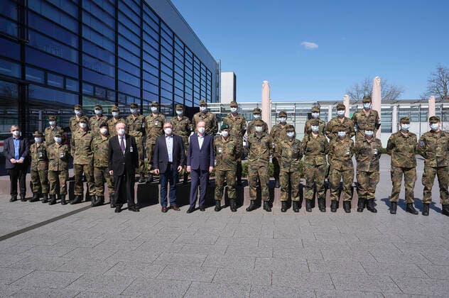 News Bilder des Tages Ministerpräsident Stephan Weil bei der Besichtigung eines Corona-Notfallkrankenhauses auf dem Messegelande. Hannover, 04.04.2020