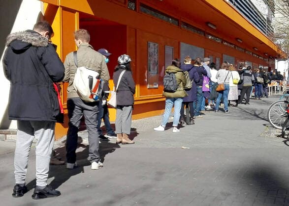 04.04.2020, Berlin - Deutschland. Großer Andrang beim Baumarkt, eine lange Schlange wartet auf Einlass. Die Corona-Krise möchten viele nutzen, um Haus und Heim auf Vordermann zu bringen. Es soll renoviert werden.