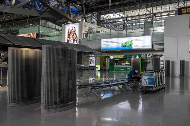 April 4, 2020, Bangkok, Bangkok, Thailand: Thailand banned all international flights from landing in the country starting April 4th until at least the end of Monday April 6th. Bangkok s Suvanarbhumi International Airport, one of 2 international airports serving the Thai capital, was a shadow of it s former self as the departure halls and check in counters were largely empty of people and activity. These extreme measures were put into place in an effort to stop new cases of Covid-19 from being imported into the country. Bangkok Thailand - ZUMAt128 20200404_zap_t128_007 Copyright: xAdryelxTalamantesx
