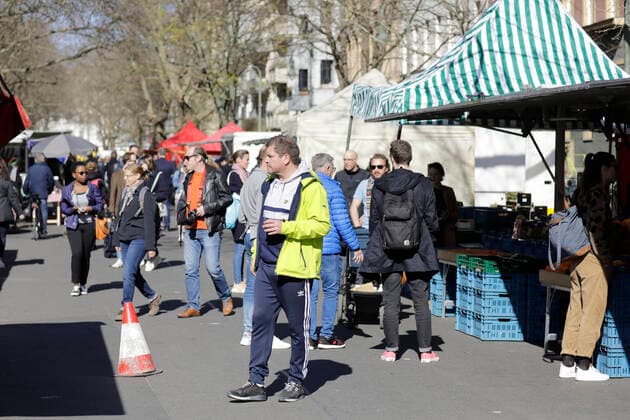 Menschenmengen auf dem Wochenmarkt am Kollwitzplatz, waehrend der Corona-Krise,DEU, Berlin, 04.04.2020