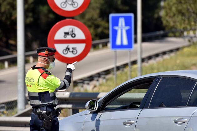 April 4, 2020, El Vendrell, Spain: A Catalan Police officer at a control point enforcing the state of alarm during the corona virus crisis..The Catalan Police enforcing the instructions of the state of alarm decreed by the Government of Spain following the Covid-19 health crisis at the entrance to beach towns. People who do not prove a reason for mobility are fined from â‚¬ 600 to â‚¬ 30,000. El Vendrell Spain - ZUMAs197 20200404_zab_s197_004 Copyright: xRamonxCostax