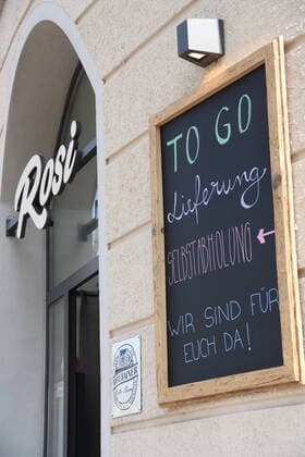 Rosi Restaurant -Wegen -Corona--Virus Sicherheits Hinweis Muenchen 04.04.20 Muenchen