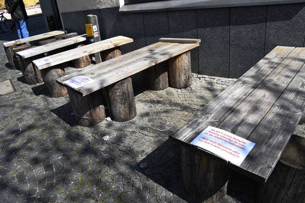Rosi Restaurant Aussen Sitz-Wegen -Corona-Virus- Sicherheits Hinweis Muenchen 04.04.20 Muenchen
