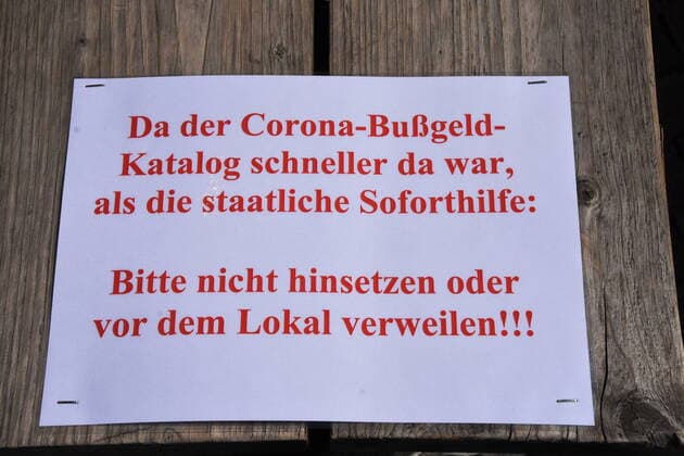 News Bilder des Tages Rosi Restaurant Aussen Sitz-Wegen -Corona-Virus Sicherheits Hinweis Muenchen 04.04.20 Muenchen