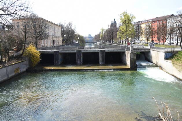 Prater- Wehr- Bruecke auf der Isar Praterinsel Muenchen 04.04.20 Muenchen