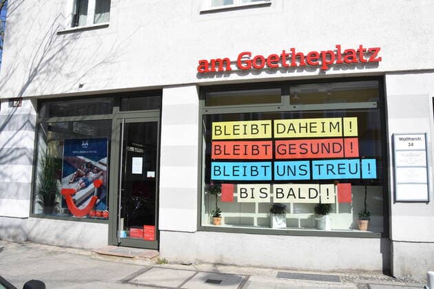 Reise Buero am Goetheplatz Schaufenster Hinweis Muenchen 04.04.20 Muenchen