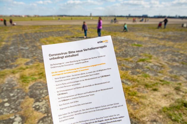 Frühlingshaftes Wetter lockt die Berliner nach draußen, Am Samstag zog es bei knapp 15 Grad und Sonnenschein hunderte Berlinerinnen und Berliner auf das Tempelhofer-Feld. An die Kontaktbeschränkungen hielten sich leider nicht alle. Die Berliner Polizei fuhr Kontrolle. Berlin Tempelhof Berlin Deutschland