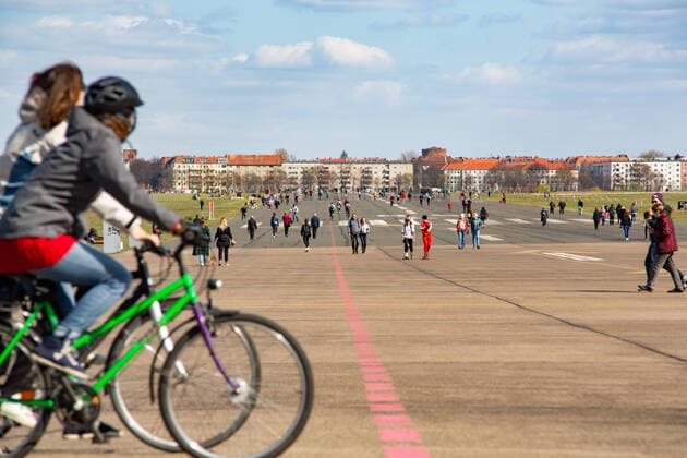 Frühlingshaftes Wetter lockt die Berliner nach draußen, Am Samstag zog es bei knapp 15 Grad und Sonnenschein hunderte Berlinerinnen und Berliner auf das Tempelhofer-Feld. An die Kontaktbeschränkungen hielten sich leider nicht alle. Die Berliner Polizei fuhr Kontrolle. Berlin Tempelhof Berlin Deutschland