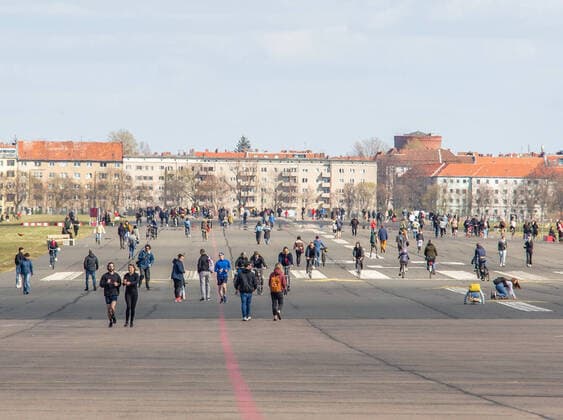 Frühlingshaftes Wetter lockt die Berliner nach draußen, Am Samstag zog es bei knapp 15 Grad und Sonnenschein hunderte Berlinerinnen und Berliner auf das Tempelhofer-Feld. An die Kontaktbeschränkungen hielten sich leider nicht alle. Die Berliner Polizei fuhr Kontrolle. Berlin Tempelhof Berlin Deutschland