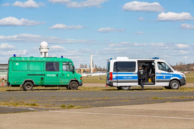 Frühlingshaftes Wetter lockt die Berliner nach draußen, Am Samstag zog es bei knapp 15 Grad und Sonnenschein hunderte Berlinerinnen und Berliner auf das Tempelhofer-Feld. An die Kontaktbeschränkungen hielten sich leider nicht alle. Die Berliner Polizei fuhr Kontrolle. Berlin Tempelhof Berlin Deutschland