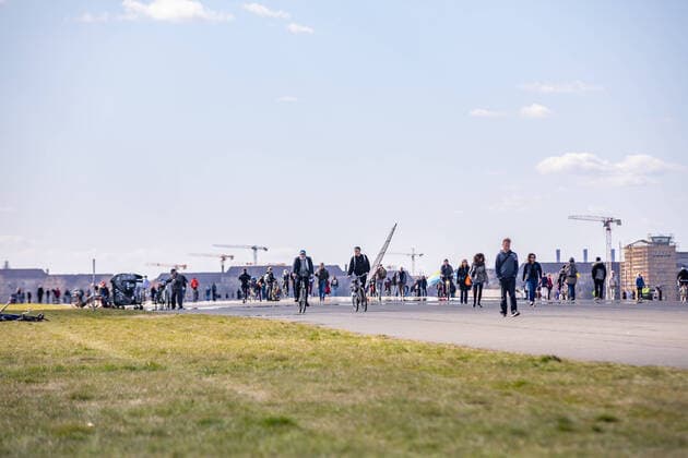 Frühlingshaftes Wetter lockt die Berliner nach draußen, Am Samstag zog es bei knapp 15 Grad und Sonnenschein hunderte Berlinerinnen und Berliner auf das Tempelhofer-Feld. An die Kontaktbeschränkungen hielten sich leider nicht alle. Die Berliner Polizei fuhr Kontrolle. Berlin Tempelhof Berlin Deutschland