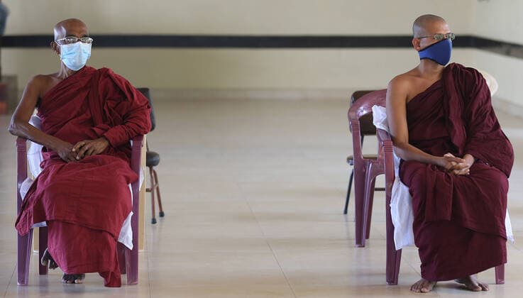 News Themen der Woche KW13 News Bilder des Tages April 4, 2020, Colombo, Sri Lanka: Sri Lankan Buddhist monks wearing protective face masks as a preventive measure, perform rituals during the island-wide curfew..The Sri Lankan government has implemented an island-wide curfew until further notice in order to slow down the spread of the SARS-CoV-2 coronavirus that causes the COVID-19 disease. To date Sri Lanka has confirmed at least 162 novel coronavirus infections with five deaths and 25 recovered. Colombo Sri Lanka - ZUMAs197 20200404_zaa_s197_068 Copyright: xHarshanaxJohanasx