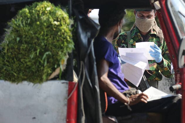 April 4, 2020, Colombo, Sri Lanka: Sri Lankan police Special Task Force officers check vehicles at a checkpoint during the island-wide curfew..The Sri Lankan government has implemented an island-wide curfew until further notice in order to slow down the spread of the SARS-CoV-2 coronavirus that causes the COVID-19 disease. To date Sri Lanka has confirmed at least 162 novel coronavirus infections with five deaths and 25 recovered. Colombo Sri Lanka - ZUMAs197 20200404_zaa_s197_070 Copyright: xHarshanaxJohanasx