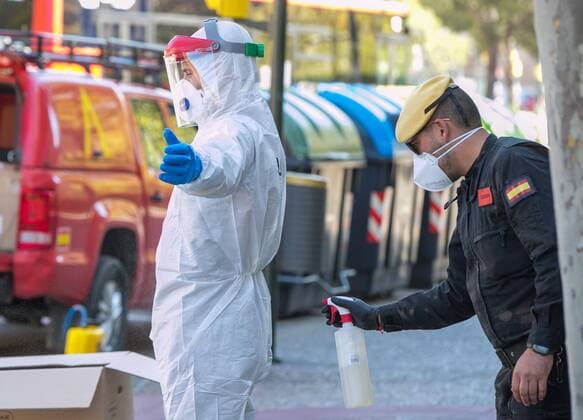 Members of the Spanish Army disinfects Individual Protection Equipment of a companion after working in a residence for the third age in a Zaragoza, northern Spain, 04 April 2020. Spain faces the 21st consecutive day of mandatory home confinement in a bid to slow down the spread of the pandemic COVID-19 disease caused by the SARS-CoV-2 coronavirus as Spanish Primer Minister, Pedro Sanchez, announced today that he will be asking Parliament to approve an enlargement of lockdown of 15 days until 26 April 2020. Spain faces the 21st consecutive day of mandatory home confinement !ACHTUNG: NUR REDAKTIONELLE NUTZUNG!  Copyright: xJavierxCebolladax GRAF5742 20200404-637216204880989409