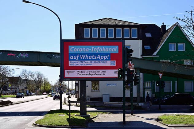 04.04.20, Essen, Nordrhein-Westfalen, Deutschland. Auswirkung der Corona Krise in Deutschland. Informationen fuer Buerger zu Verhaltensweisen auf einem digitalen Werbemonitor an der Alfredstrasse B224 im Essener Stadtgebiet. Alltagsleben waehrend der Corona Krise