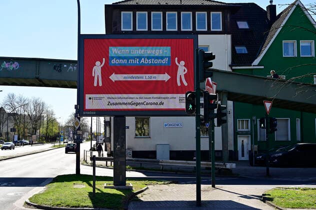 04.04.20, Essen, Nordrhein-Westfalen, Deutschland. Auswirkung der Corona Krise in Deutschland. Informationen fuer Buerger zu Verhaltensweisen auf einem digitalen Werbemonitor an der Alfredstrasse B224 im Essener Stadtgebiet. Alltagsleben waehrend der Corona Krise