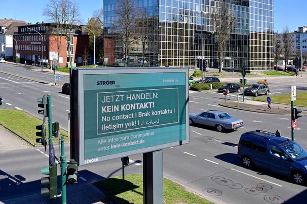 04.04.20, Essen, Nordrhein-Westfalen, Deutschland. Auswirkung der Corona Krise in Deutschland. Informationen fuer Buerger zu Verhaltensweisen auf einem digitalen Werbemonitor an der Alfredstrasse B224 im Essener Stadtgebiet. Alltagsleben waehrend der Corona Krise