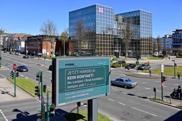 04.04.20, Essen, Nordrhein-Westfalen, Deutschland. Auswirkung der Corona Krise in Deutschland. Informationen fuer Buerger zu Verhaltensweisen auf einem digitalen Werbemonitor an der Alfredstrasse B224 im Essener Stadtgebiet. Alltagsleben waehrend der Corona Krise