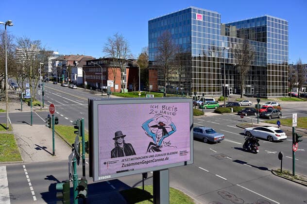 04.04.20, Essen, Nordrhein-Westfalen, Deutschland. Auswirkung der Corona Krise in Deutschland. Informationen fuer Buerger zu Verhaltensweisen auf einem digitalen Werbemonitor an der Alfredstrasse B224 im Essener Stadtgebiet. Alltagsleben waehrend der Corona Krise