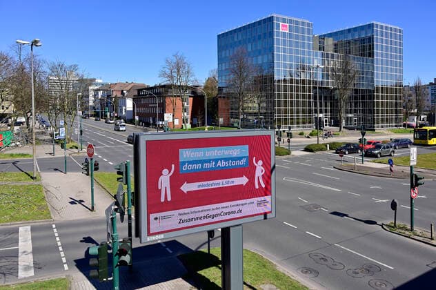 04.04.20, Essen, Nordrhein-Westfalen, Deutschland. Auswirkung der Corona Krise in Deutschland. Informationen fuer Buerger zu Verhaltensweisen auf einem digitalen Werbemonitor an der Alfredstrasse B224 im Essener Stadtgebiet. Alltagsleben waehrend der Corona Krise
